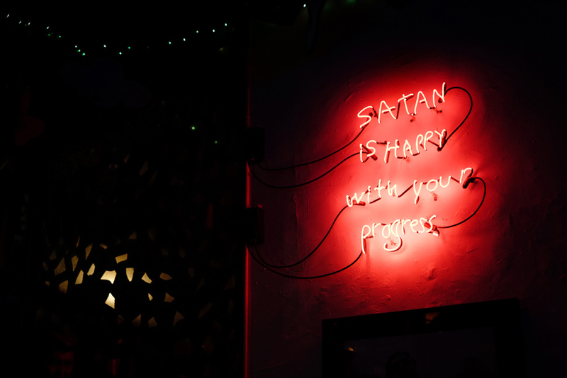 Illustration for article titled 19 Dazzling Photos Of Neon Signs